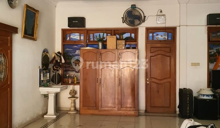 Dijual Rumah 3 Lantai Furnish di Jalan Margorejo Surabaya