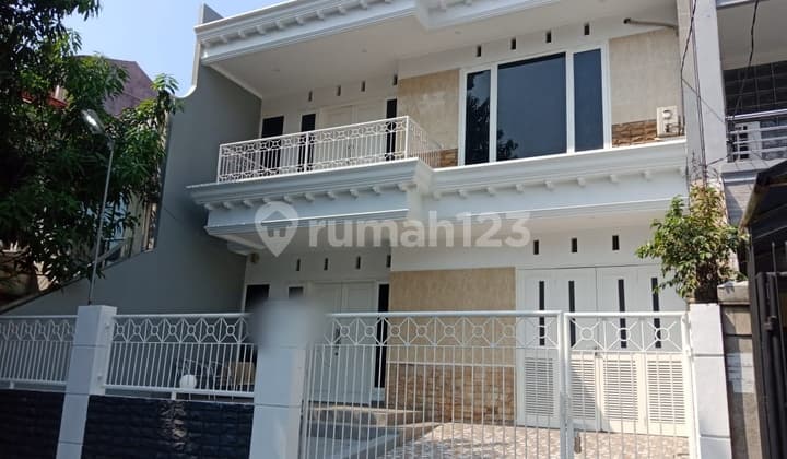 For Quick Sale: SHM 2-Story House 4+1 Bedrooms, 320m Area, Kelapa Gading