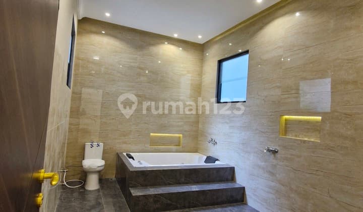 Rumah 3 Lantai Luas 700m Shm 4+1 Kamar Tomang Grogol Jakarta