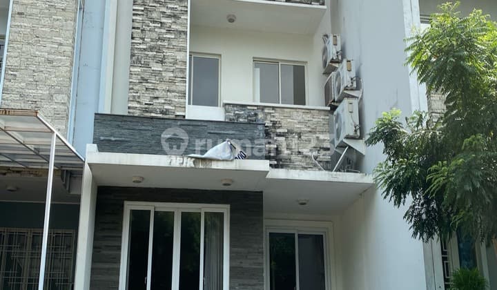Rumah 3 Lantai di Long Beach Volendam, Pantai Indah Kapuk