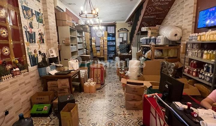 Ruko Hook Siap Pakai Cengkareng Rapi Aman Lingkungan Asri Ruko di Cengkareng Barat 70.0 m² Semi Furnished SHM