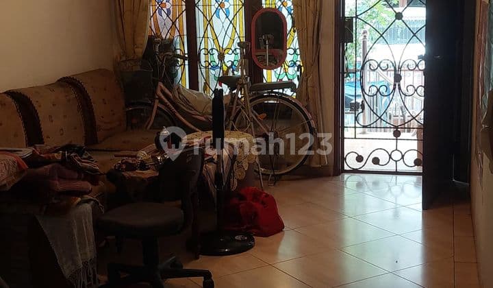 RUMAH SIAP HUNI, lokasi strategis, semi purnished di KELAPA MOLEK