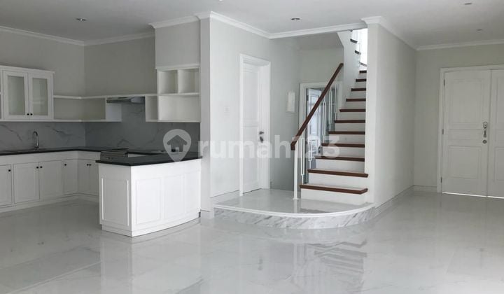 Disewakan Rumah Dengan Model Town House Kebayoran Baru