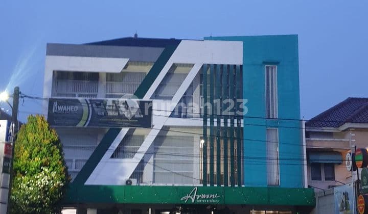 Disewakan Gedung bagus 3 lantai SHM di kemang pratama bekasi