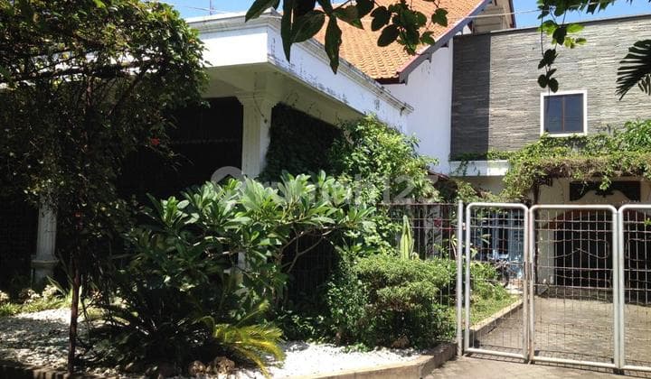 Hunian Klasik Mewah & Asri di Lahan Super Luas (1.165 M²) (Lb)