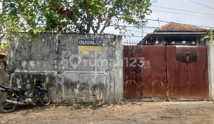 The land on Karangantu Port Street has been walled off.