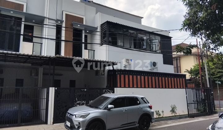 Rumah Mewah Cempaka Putih 2 Lantai SHM Dekat Kuliner Tamansolo