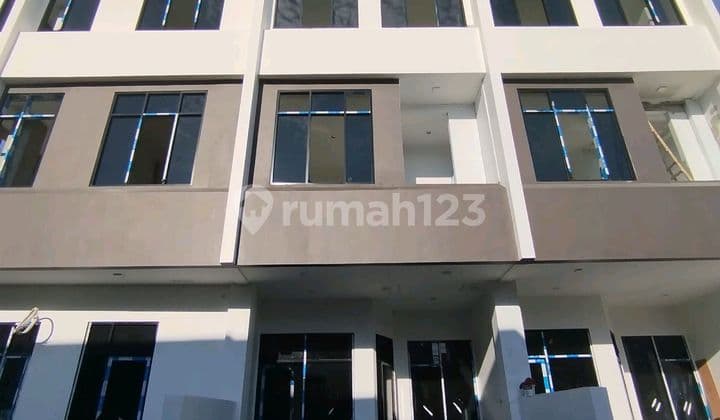 Rumah di Jual 3 Lantai Akses Mobil bisa Buat Usaha atau Kantor