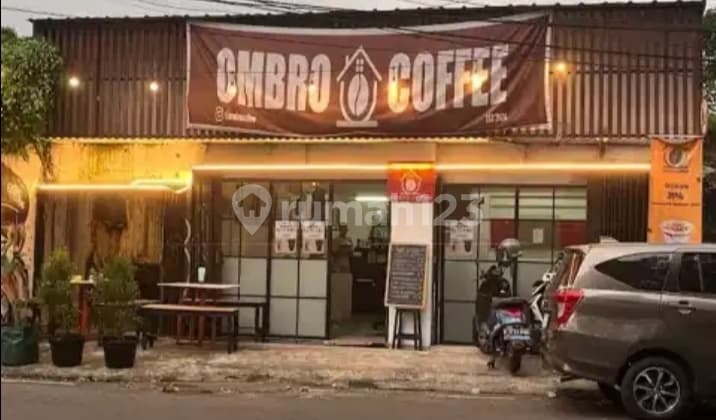 For Sale House by the Road Suitable for Business in Kebayoran Lama