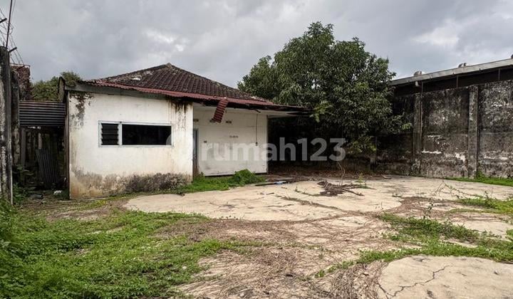 Strategic Old Commercial House in Raya Lawang Area (Nat)