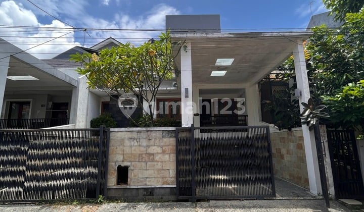 Rumah 2 Lantai Dalam Komplek Besar & Strategis di Cinere