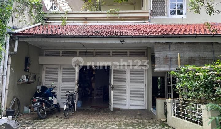 Rumah 2 Lantai Luas & Asri dengan Swimming Pool Pribadi di Pondok Labu