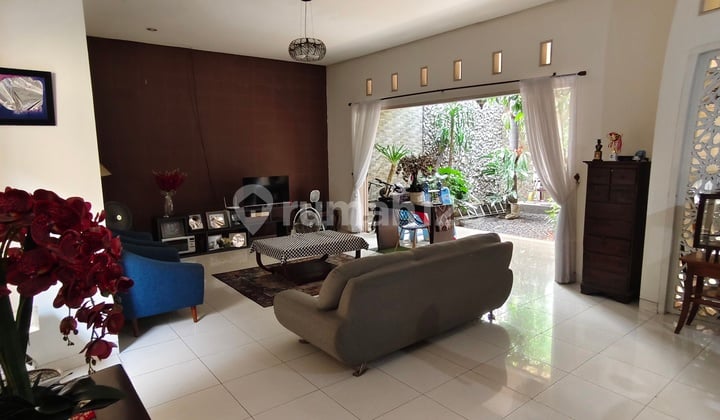 Rumah dengan Taman Indoor Strategis di Jatikramat Bekasi