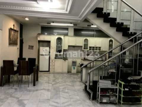 House with commercial space located in central Jakarta