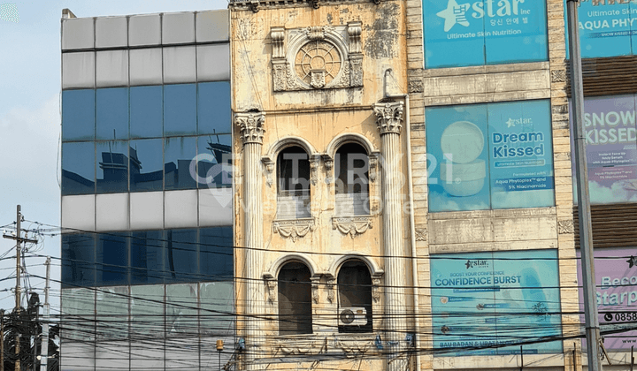 Ruko Iconic Di Jalan Raya Jakarta Pusat.
