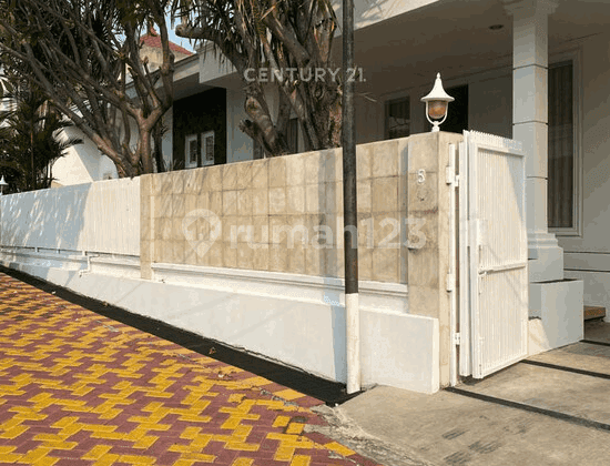 Rumah Strategis Dekat Sekolah Perancis di Cipete Town House