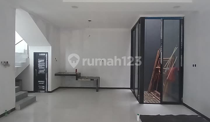 DI JUAL/FOR SALE RUMAH BARU MINIMALIS* 3 UNIT , 2 LANTAI* KOPO PERMAI 2* LT. 91 M2* LB. 121 M2* LM 7 MTR* HADAP TIMUR* 3 KT , 3 KM* LISTRIK 2200WATT* AIR SEMISIBLE* CARPORT* SHMHARGA. 1.275 JT NEGOINFO : 0822xxxxxxxxT.BUDIMAN/XMAC