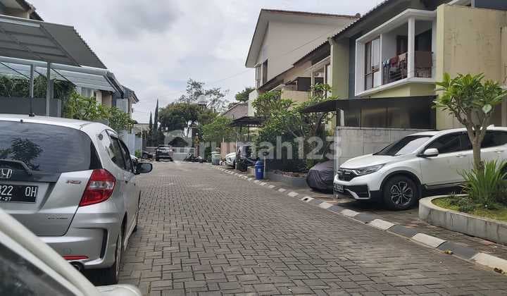 Bandung Utara , Rumah 2 Lantai Town House Udara Sejuk Segar Gegerkalong
