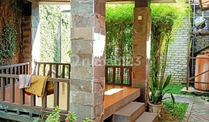 Di Jual/for Sale Ruang Usaha , Kota Bandung Sayap Dagoluas Tanah: 1.027 M2luas Bangunan: +/- 500 M2lebar Muka: -bentuk Tanah: Legalitas: Shmkt Brp: 3 Ruangan:1 Halfway1 Salon1 Asisten6 Kamar Tidur:1 Kamar Keluarga5 Kamar Pegawaikm Brp: 6km1 Mba Pur1 Halfw