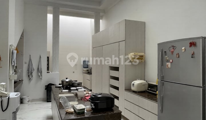 Dijual Rumah Mewah, Include Furniture + Carport, Garasi, Gudang & Ruang Karaoke - Bandung, Jawa Barat