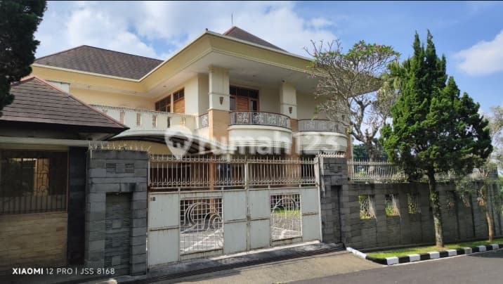 Rumah Besar Taman Depan Belakang Harga di Bawah NJOP