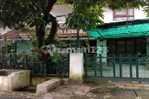 Rumah Lama Terawat Lokasi Bagus Turangga