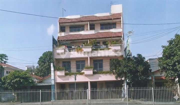 Ruko Ramai Pengunjung Lokasi Pinggir Jalan Raya Sangat Ramai.di Letjend Suprapto