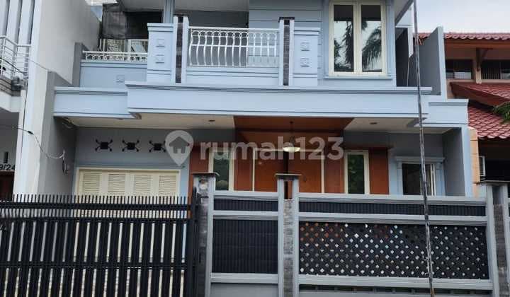 Disewakan Rumah 2 Lantai Puri Indah. Bagus Rapi Bersih. Hadap Utara. Semi Furnished
