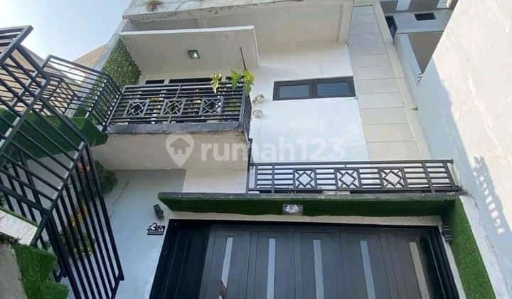 Rumah Bagus 3 Lantai Minimalis Cigadung