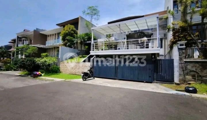 Rumah 3 Lantai Bagus SHM di Setra Duta, Bandung