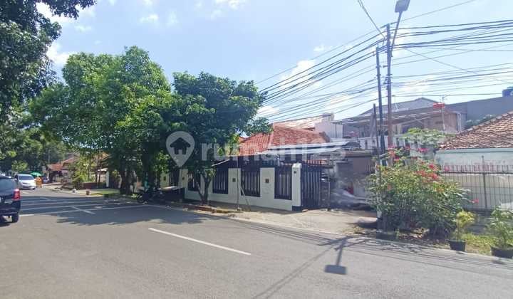 Dijual Rumah Luas Lokasi Strategis di Kebayoran Lama Sangat Cocok untuk Usaha