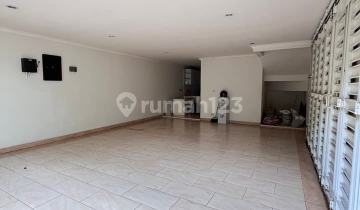 Disewa Rumah 2,5 Lantai American Classic di Kemang, Jaksel