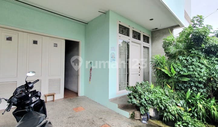 Dijual Rumah 4 Lantai Semi Furnished di Benhill, Tanah Abang, Jakarta Pusat
