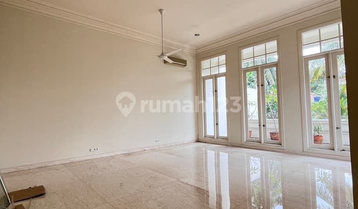 Disewa Rumah 2,5 Lantai American Classic di Kemang, Jaksel