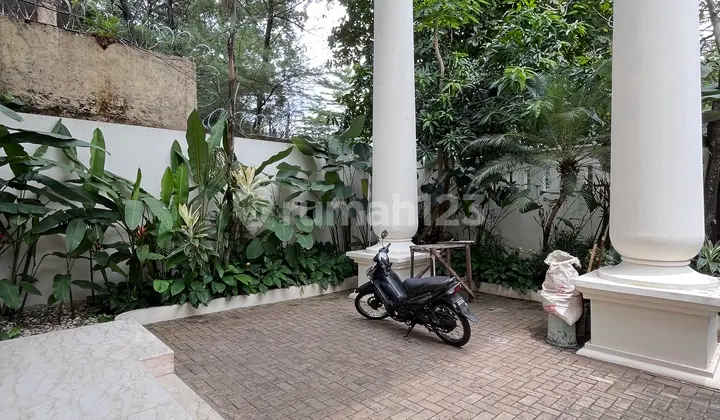 Disewa Rumah 2,5 Lantai American Classic di Kemang, Jaksel