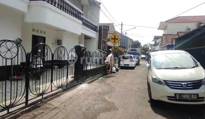 Jual Murah Rumah Kost Di Margahayu Kota Bandung. Kondisi Aktif. Bagus Untuk Investasi Dan Menguntungkan. Harga Turun Terus Dan Sangat Murah ~2.1 M~ Jadi ~1.8 M~ Skrang Hanya 1.675 M Dan Masih Nego