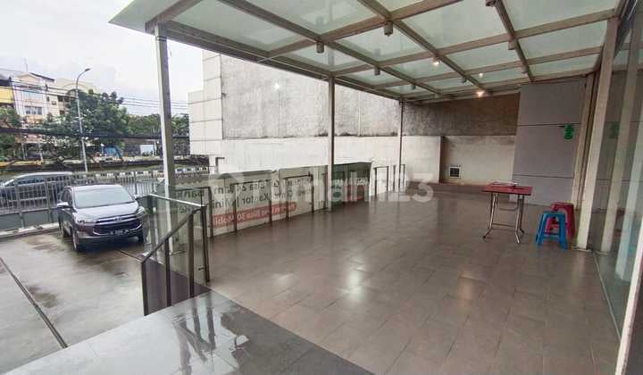 Gedung 3 Lt+Basement Pinggir Jalan Raya ,Mobil 30