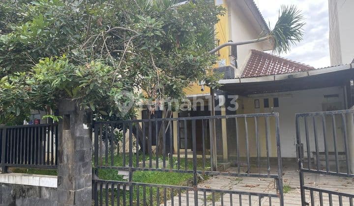 Rumah di Majapahit 2 Lantai SHM Butuh Renovasi Timur