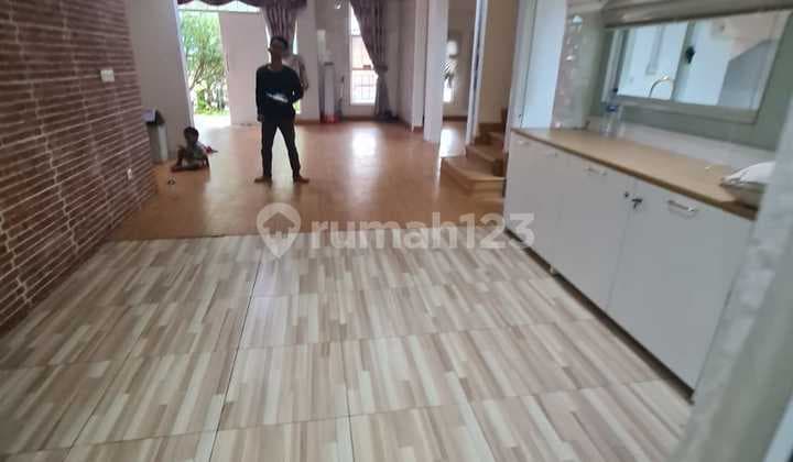 Rumah Green Lake City, Lokasi Strategis dengan Akses Tolll.komplek Dekat dengan Sekolahan dan Area Komersil. Cocok Utn Tinggal. Uk 180M2. Semi Furnish dan Renov. Harga 5,1 Milyar Nego