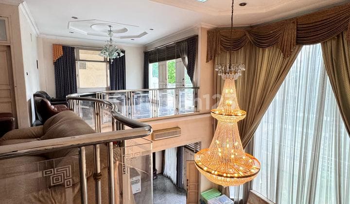 Pinisi Beautiful House Pik
Land Area 490 m² (18x27m)
Building Area 800 m²
2-Story Building, Facing North
SHM Certificate
4+2 Bedrooms, 3+1 Bathrooms
Semi-Furnished
Price IDR 15.8 Billion (Negotiable)