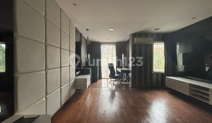 Mediterranean Resort House, Pantai Indah Kapuk 1. Land size 10x20m². Building area 325m². Fully furnished. Price 320M/year negotiable.