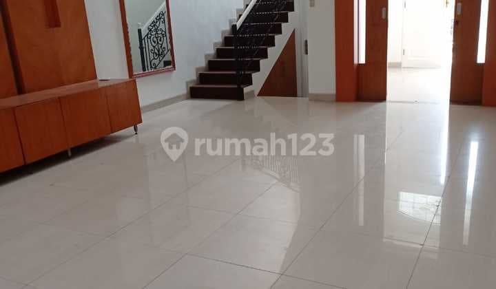 Rumah Permata Buana Dekat Puri Indah Pulau Pari Luas Tanah 144 M² Luas Bangunan 200 M² Bangunan 2 Lantai Kamar Tidur 2+1 Kamar Mandi 2+1 Ada Kamar Mandi Dalam Tiap Kamar Full Furnished Hadap Utara Dapur 1 Carport 1 Garasi 1listrik 7700 Watt Air Pamharga 5
