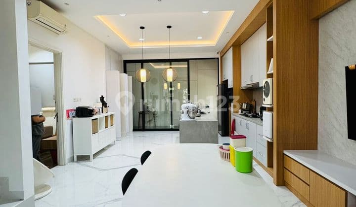 Rumah di Green Lake City Cluster Asia Uk. 8X18 Hoek Lt. 197 M2 Lb. 250 M2 Kt : 3+2 Km : 3+1 SHM Hadap Utara & Barat Listrik : 7700 Watt Semi Furnish Renov 2.5 Lantai Full Harga : 4.7M Nepis