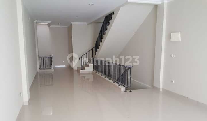 Ruko Green Lake City. Lokasi Strategis Dekat Toll dan Akses Sangat Mudah.lokasi Dekat Sekolahan. Uk Ruko 4,5X15m2. Harga 120Jt/Th Nego