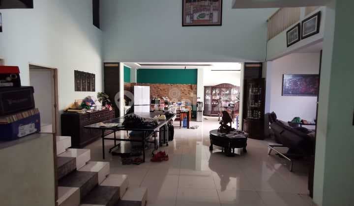 Taman Aries Utama Luas Tanah 360m2 (15x24)bangunan 350m2 2 Lantai Kamar Tidur 4+1kamar Mandi 3+1 Gudang 2 Garasi 1 Mobil Parkiran 2 Mobil Listrik 5500 Utara Shm Furnish Air Tanah Jalan Lebar 4 Mobil Harga 9.5m Jadi 8.5m Nego