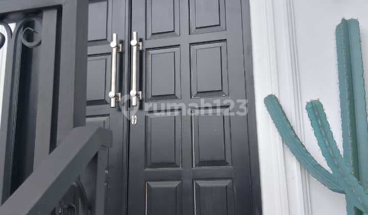 East Pejaten House, Strategic Location with Schools and Near the Mall. Land Size 105 M2. Building Area 220 M2. Good Furnishings and Renovated with 3 Floors. Price 3.7 Billion Nego
