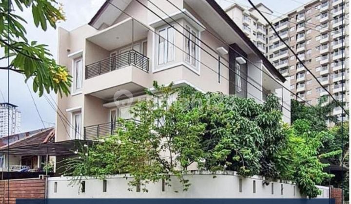 Dijual Di Bawah Harga Pasar Rumah Hoek Siap Huni di Kebon Jeruk