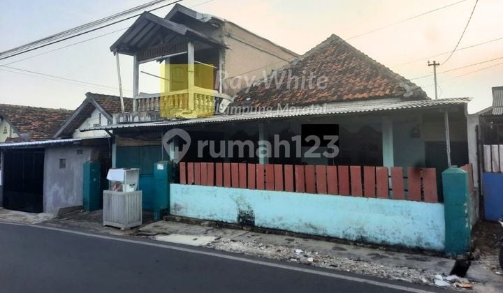 Rumah Pinggir Jalan di Jalan Pahlawan