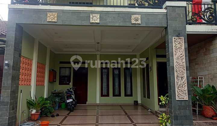 Rumah Bergaya Modern Bangunan 2,5 Lantai di Depok