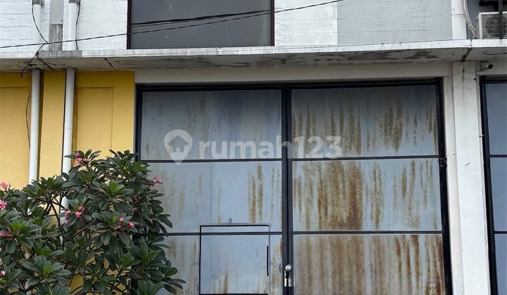 Warehouse for Sale in Safe N Lock Warehousing, Ready to Use